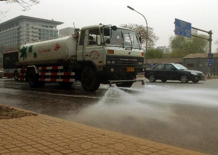 城市清潔的守護(hù)者——環(huán)衛(wèi)灑水車沖洗長安街